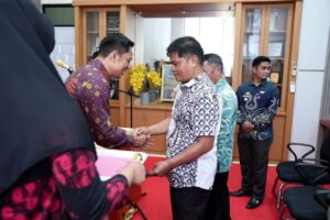 Bupati Enrekang Lantik Dua Pj Kepala Desa, Ingatkan Amanah Tak Boleh Dianggap Tugas Sementara