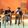 Antropolog Pengetahuan Universitas Nahdlatul Ulama Indonesia (UNUSIA), Moh. Faiz Maulana (kiri), menjadi narasumber dalam Peringatan Satu Tahun Sekolah Pendidikan Kritis (SPK) Jakarta di Kopi Teungku Seulawah, Senen, Jakarta Pusat, Kamis (30/7/2026). Isfa' Zia Ulhaq (kanan) bertindak sebagai moderator. (Dok. SPK Jakarta)