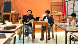 Antropolog Pengetahuan Universitas Nahdlatul Ulama Indonesia (UNUSIA), Moh. Faiz Maulana (kiri), menjadi narasumber dalam Peringatan Satu Tahun Sekolah Pendidikan Kritis (SPK) Jakarta di Kopi Teungku Seulawah, Senen, Jakarta Pusat, Kamis (30/7/2026). Isfa' Zia Ulhaq (kanan) bertindak sebagai moderator. (Dok. SPK Jakarta)