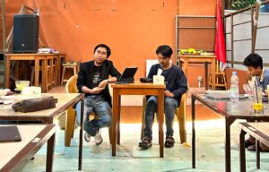 Antropolog Pengetahuan Universitas Nahdlatul Ulama Indonesia (UNUSIA), Moh. Faiz Maulana (kiri), menjadi narasumber dalam Peringatan Satu Tahun Sekolah Pendidikan Kritis (SPK) Jakarta di Kopi Teungku Seulawah, Senen, Jakarta Pusat, Kamis (30/7/2026). Isfa' Zia Ulhaq (kanan) bertindak sebagai moderator. (Dok. SPK Jakarta)