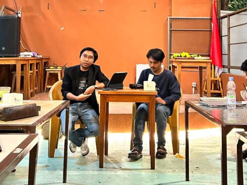 Antropolog Pengetahuan Universitas Nahdlatul Ulama Indonesia (UNUSIA), Moh. Faiz Maulana (kiri), menjadi narasumber dalam Peringatan Satu Tahun Sekolah Pendidikan Kritis (SPK) Jakarta di Kopi Teungku Seulawah, Senen, Jakarta Pusat, Kamis (30/7/2026). Isfa' Zia Ulhaq (kanan) bertindak sebagai moderator. (Dok. SPK Jakarta)