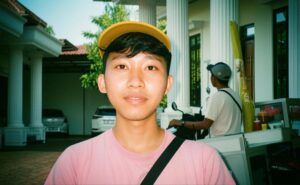 Nggak Nyangka, Penjual Bakso Tusuk Ini Rumahnya Bak Istana