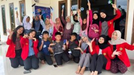 Mahasiswa bersama Anak-anak Dusun Takku menunjukkan hasil kerajinan berupa bunga hias dan gantungan kunci dari botol plastik bekas usai mengikuti program SAHABAT di Posko Desa Baringeng, Kecamatan Lilirilau, Kabupaten Soppeng, Kamis (2/7/2026).