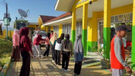 Mahasiswa FBL III FKM Unhas bersama Lansia di Desa Barang saat Laksanakan SERASI (4/7/2026).