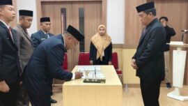 Bupati Suwardi Haseng saat melantik dan mengambil sumpah pejabat