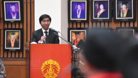 Dr. Moh. Faiz Maulana, M.Si., saat memaparkan disertasinya dalam sidang promosi doktor bidang Antropologi di FISIP UI, Senin (20/7/2026).