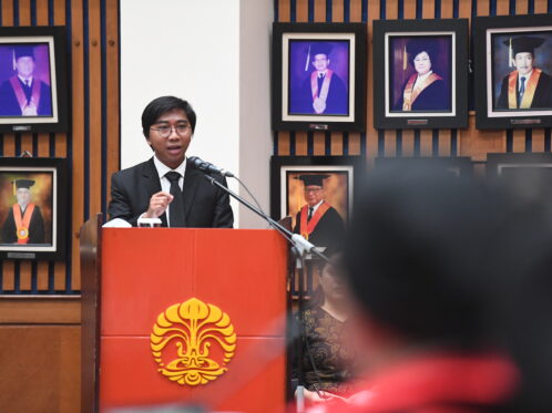 Dr. Moh. Faiz Maulana, M.Si., saat memaparkan disertasinya dalam sidang promosi doktor bidang Antropologi di FISIP UI, Senin (20/7/2026).