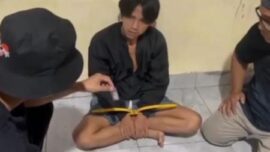 Polisi mengamankan pria diduga pengedar sabu di Kendari, Sulawesi Tenggara. (Foto: iNews TV/Mukhtaruddin)