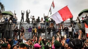 Massa Terus Bertambah, Pagar DPR Mulai Dirusak