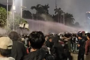 Malam di DPR: Saat Gas Air Mata Menutup Aksi yang Bertahan Sejak Sore