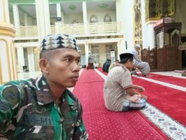 Bukan Sekadar Salat Subuh, Babinsa Kodim 1420/Sidrap Turun Langsung Dengarkan Suara Warga di Masjid
