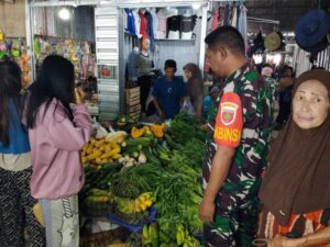 Jaga Stabilitas Harga dan Stok Bahan Pokok, Babinsa Koramil 1420-04/Watang Pulu Pantau Pasar Lawawoi