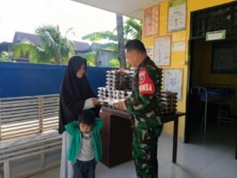 Dukung Program Pusat, Babinsa Kodim 1420/Sidrap Dampingi Pelaksanaan Makan Bergizi Gratis