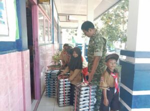 Babinsa Ramil Jajaran Kodim 1420/Sidrap Kawal Pendistribusian Makan Bergizi Gratis di Kabupaten Sidrap