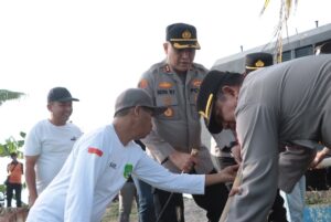Polisi ‘Hujani’ Sawah Sidrap