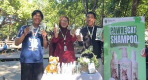 Saat Hari Kucing Sedunia, Mahasiswa Unhas Kenalkan Sampo dari Pare untuk Si Manis Berkumis