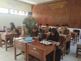 Babinsa Ramil Jajaran Kodim 1420/Sidrap Dampingi Program Makan Bergizi Gratis di Wilayah Kabupaten Sidrap