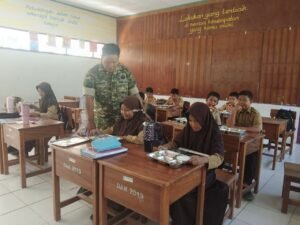 Babinsa Ramil Jajaran Kodim 1420/Sidrap Dampingi Program Makan Bergizi Gratis di Wilayah Kabupaten Sidrap