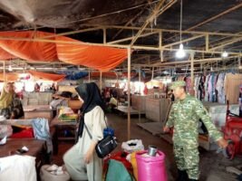 Jaga Stabilitas Harga Sembako, Babinsa Ketersediaan Bahan Pokok di Pasar Sentral Rappang