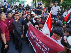 Tuntut Pembangunan Sirkuit, Massa Rolling Kemerdekaan Vol. 7 Diterima Wakapolda Sulsel Usai Upacara Penurunan Bendera