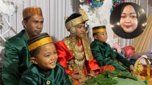 Di Rumah Nenek di Sidrap, Bota Berpakaian Pengantin Tanpa Ibu