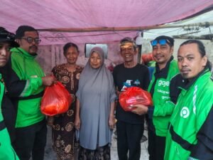 Ojol Makassar Rayakan Kemerdekaan dengan Cara Berbeda: Bersihkan Pantai hingga Bantu Korban Kebakaran