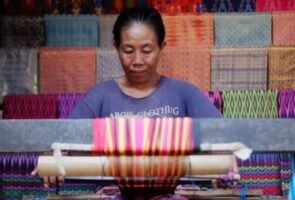 Di Pakkana Wajo, Tradisi Menenun Bertahan Saat Industri Sutera Pernah Dilanda Krisis