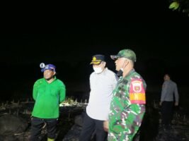 Api Sulit Dijangkau Damkar, Kapolres Sidrap Turun Langsung Bantu Warga Jinakkan Kobaran