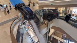 Bikin Jantung Berdebar! Mercedes-Benz di Dalam Mal Tiba-Tiba Mundur dan Jebol Pembatas