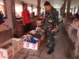 Anggota Koramil 07/Baranti Pantau Harga Bahan Pokok di Pasar Baranti