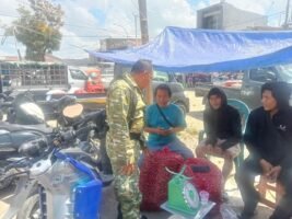 Babinsa Rappang Pantau Harga Sembako di Pasar Sentral Rappang