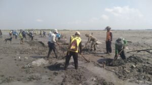 Selamatkan Sawah dari Kekeringan, Babinsa Koramil Maritengngae Boyong Petani Keruk Pertemuan Danau dan Sungai Sidenreng