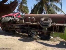 Mobil Damkar Terbalik Saat Antar Air ke Sawah Sidrap, Perjuangan Petugas Bantu Petani