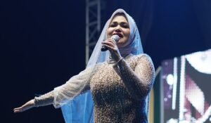 Camelia Panduwinata di Tengah Lautan Santri Jombang, Suaranya Menyatu dalam Sholawat