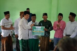 Gus Yusuf Serahkan Bantuan Bencana Rp100 Juta Kepada PCNU NTT di Arena Muktamar ke-35 NU
