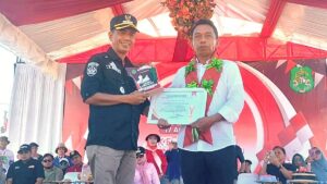 Di Atas Panggung Agustusan, Bupati Sidrap Hentikan Sejenak Karnaval: Ridwan Dipanggil, Puluhan Ribu Warga Bersorak