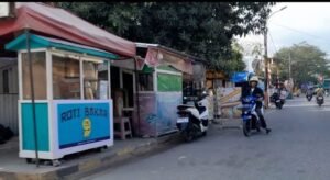 Trotoar Enrekang ‘Dicaplok’ PKL, Warga Pertanyakan Nyali Pemkab: Janji Penertiban Tinggal Janji?