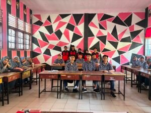 Melek Cuaca Sejak Dini, Mahasiswa KKN Ajari Siswa Amparita Sidrap Baca Prakiraan BMKG