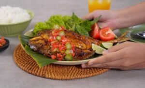 Di Balik Sepiring Ikan, Ada Laut dan Banyak Tangan