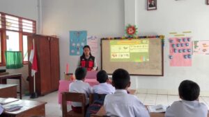 Mahasiswa KKN Unhas Gelar Program EcoKey, Edukasi Siswa SDN 6 Makale Selatan Sulap Tutup Botol Plastik Jadi Gantungan Kunci