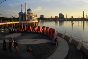 Mengapa Masjid Amirul Mukminin Dibangun di Atas Laut Makassar?