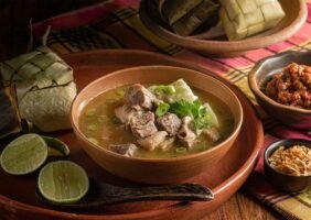 Kenapa Coto Makassar Dimakan Pakai Ketupat, Bukan Nasi? Ini Cerita di Balik Pasangannya