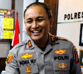 Usai Menyiram Sawah Kering, Polres Sidrap Kini Berjuang Memadamkan Api