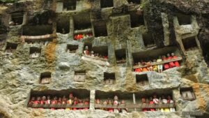 Di Tana Toraja, Ada Kuburan yang Dipahat Langsung di Tebing Batu