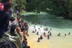 Setelah Panen, Warga Bone Ramai-Ramai Menceburkan Diri ke Sungai