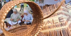 Daun Pakis Ini Disulap Jadi Anyaman, Kerajinan Khas Luwu Timur yang Mulai Dicari Lagi