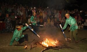 Sere Api Barru, Tradisi yang Membuat Orang Berjalan di Atas Kobaran Api