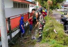 Cegah Banjir dan Wabah Penyakit, Babinsa Koramil 1420-03/Maritengngae Bersama Warga Lakessi Gotong Royong Bersihkan Drainase  