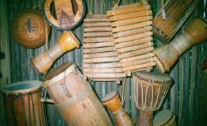 Alat Musik Tradisional Sulawesi Selatan: Nama dan Cara Memainkannya