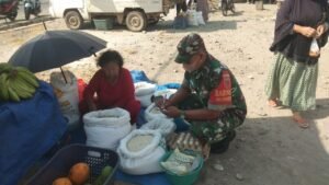 Babinsa Koramil 02/Tellu Limpoe Pantau Ketersediaan dan Harga Bahan Pokok di Pasar Amparita